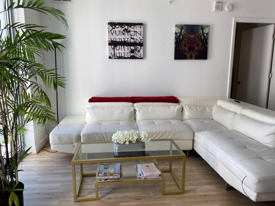 Apartment Modern, Chic, Great Location
